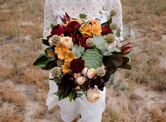 Elizabeth Anne Florist & Gifts - Cootamundra, NSW