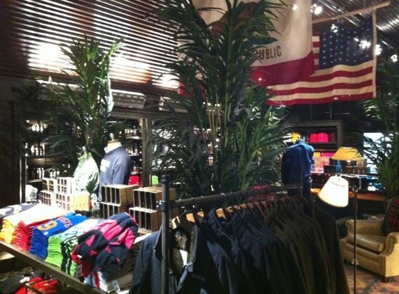 Hollister - Fresno, CA