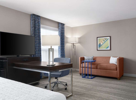 Hampton Inn & Suites Worcester - Worcester, MA