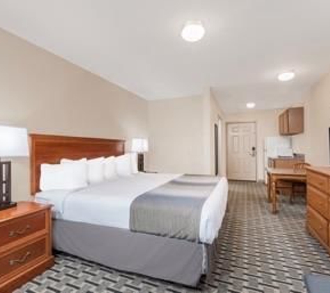 Days Inn & Suites by Wyndham Sellersburg - Sellersburg, IN