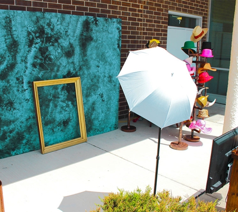 The Looking Glass Photo Booths - Lenexa, KS. Our Outdoor Full Size Red Carpet Runway /  Step And Repeat Backdrop Shoots. https://thelookingglassphotobooths.com/