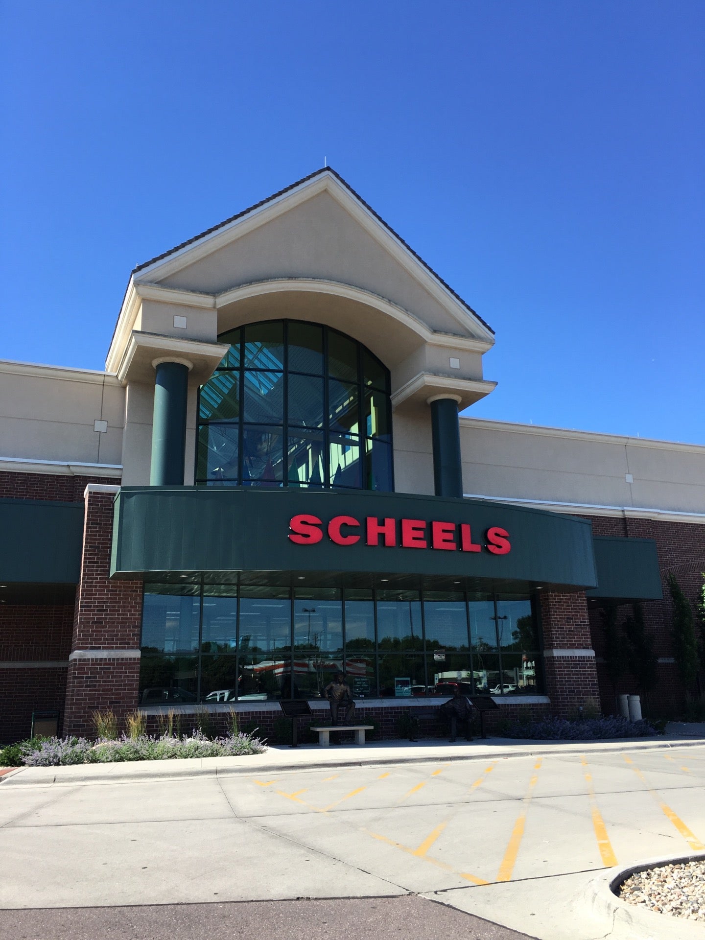 Sioux Falls SCHEELS Fashion & Athletic Shop