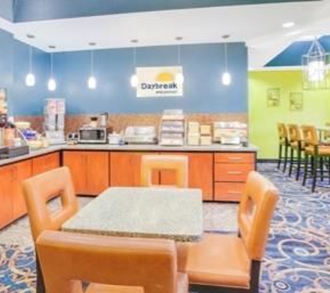 Days Inn & Suites by Wyndham Russellville - Russellville, AR