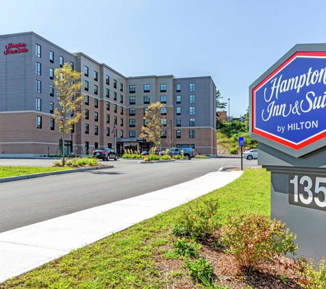 Hampton Inn and Suites Boston/Waltham - Waltham, MA