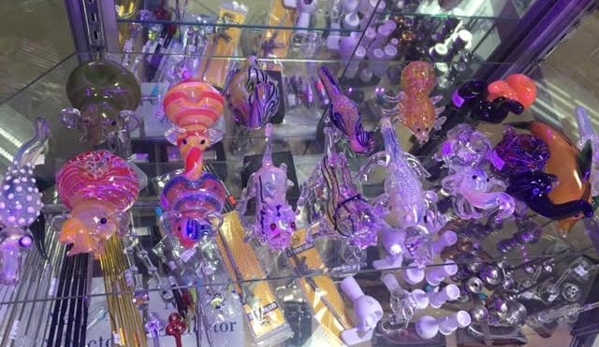 777 smoke shop - Reseda, CA