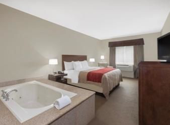 Baymont Inn & Suites - Columbus, TX