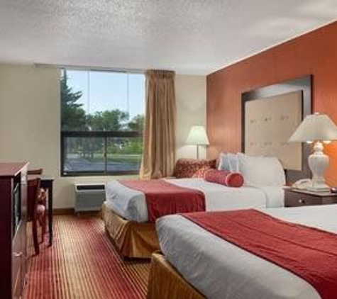 Ramada by Wyndham Kearney - Kearney, NE