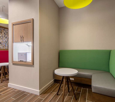 Hampton Inn & Suites Raleigh Midtown - Raleigh, NC