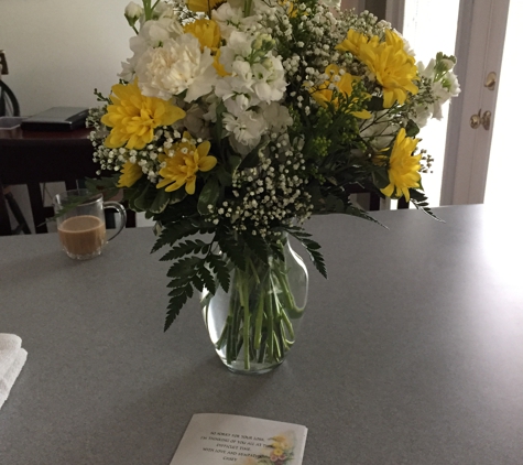 Monte's Flowers & Gifts - Emporia, VA
