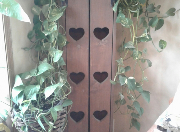 Stop & Save Consignment - Flemingsburg, KY. I have this beautiful shelf I need to get rid of. Moving an need to sell. Would like to get $35 out of it but if if interested in the vine I can sell both for $55