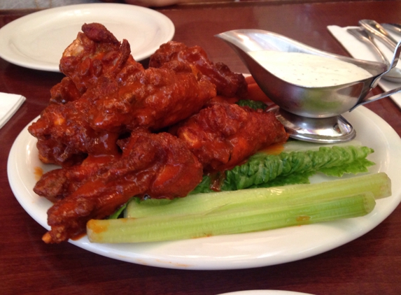 Russell's - Pasadena, CA. Appetizer - wings